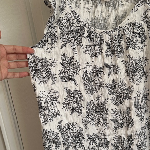 LOFT Black and White Floral Tank Top - Picture 4 of 5